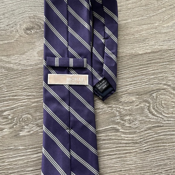 Michaels Kors Tie purple 100% silk - Picture 2 of 2